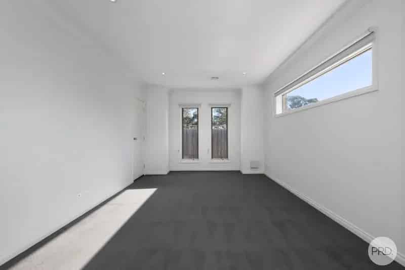 IMMACULATE THREE BEDROOM TOWNHOUSE - MINUTES AWAY FROM MOUNT CLEAR SCHOOLS & SHOPS