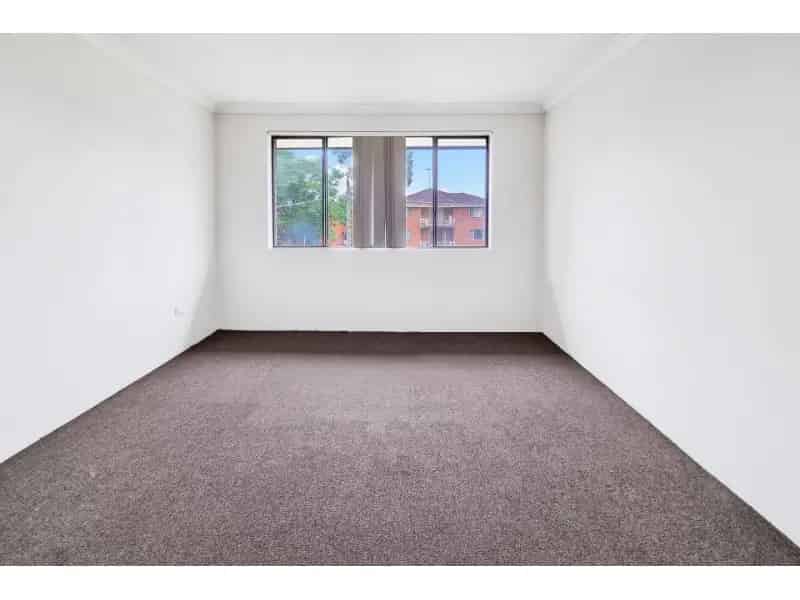 Spacious 2 Bedroom Apartment With 2 Car Garage