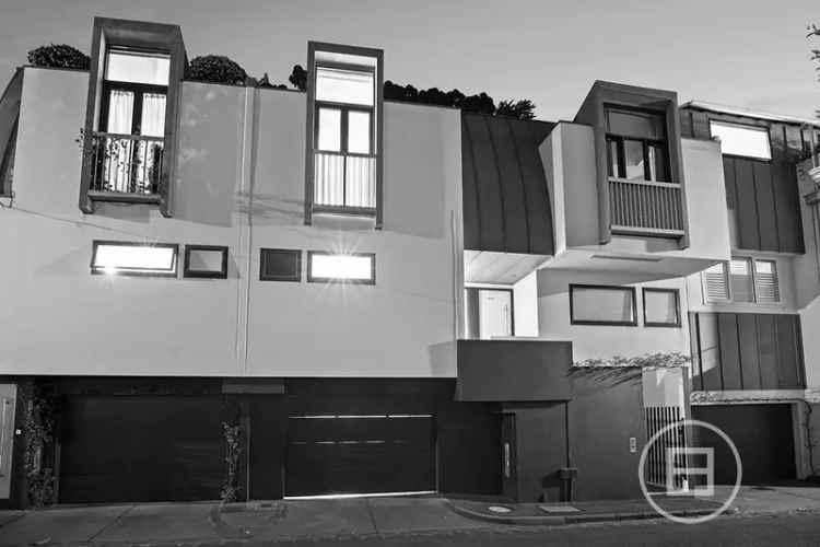 Rent Townhouse in South Melbourne with Rooftop Views and Entertaining Space