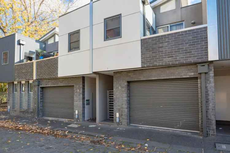 2 Bedroom Townhouse Near Smith & Brunswick Streets