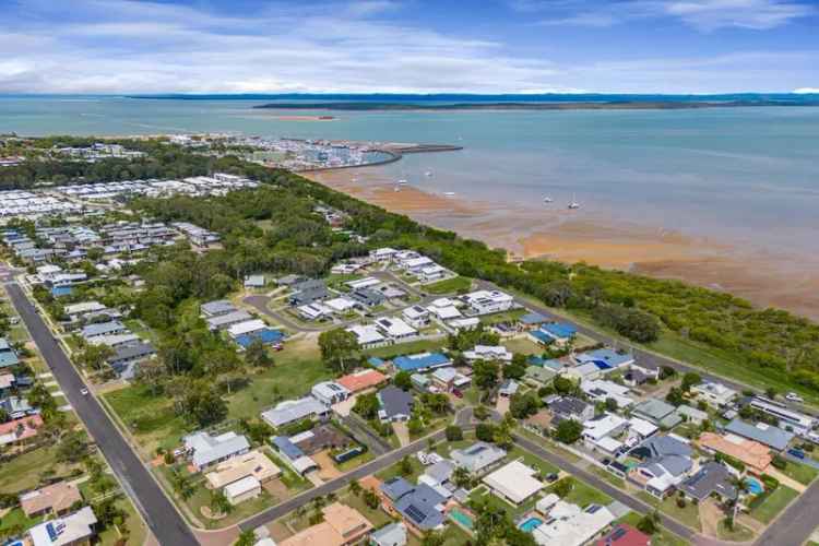 Spacious 5-Bedroom Home Near Beach in Urangan