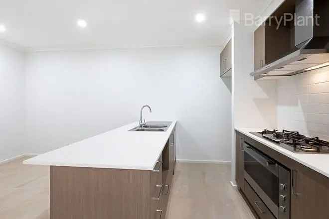 Modern Rockbank Home - 3 Beds, Ensuite, Open Plan Living