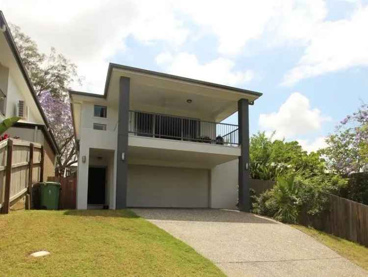 Stunning 5-Bedroom Family Home in Petrie