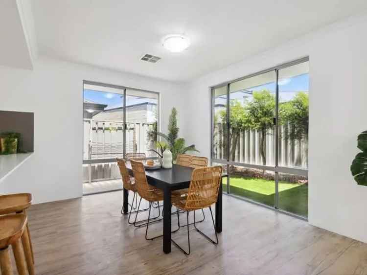 Modern 4 Bed Home in Karrinyup Near Shops and Beaches