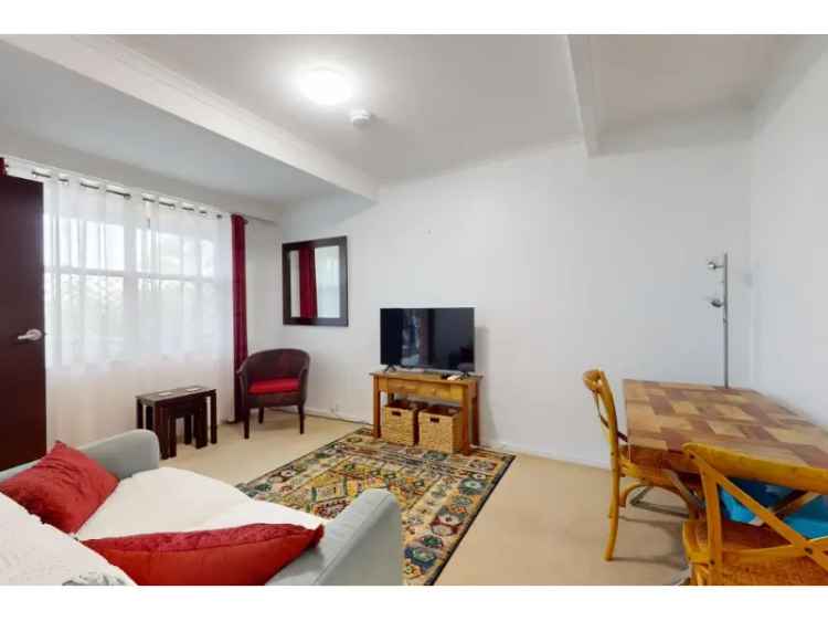 Fully Furnished One-Bedroom Apartment In The Heart Of Newcastle