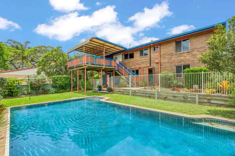 Family Home with Mountain Views and Pool