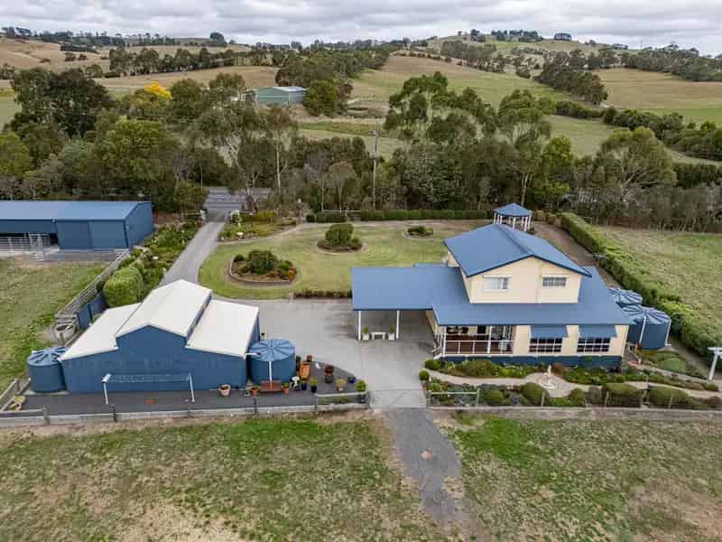Exquisite Country Home, Impressive Sheds, Picturesque Location