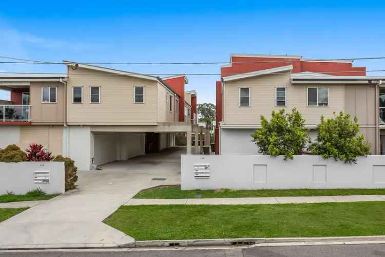 Spacious, Modern Townhouse!