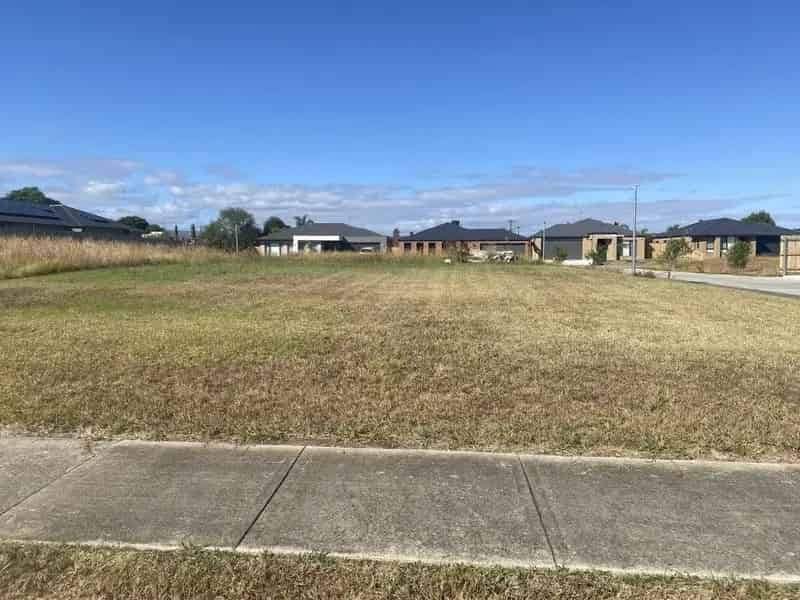 Buy Titled Block in Bridle Estate with All Town Services Available
