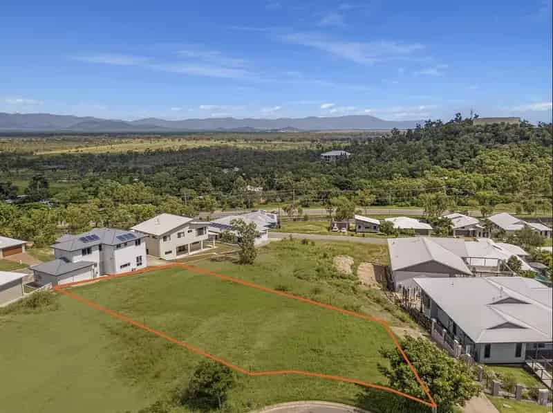 For Sale Large Block Land with Ocean Views in Quiet Cul de Sac