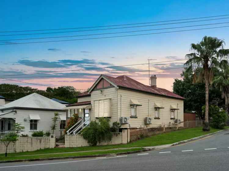 Ready to renovate cottage at blue ribbon address