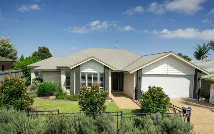 Middle Ridge Sensational Home: Modern 4 Bed, 2 Bath Family Home