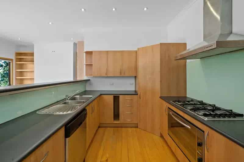 Highett Oasis: 4-Bedroom Home with Bungalow, Lush Gardens, and Modern Comforts