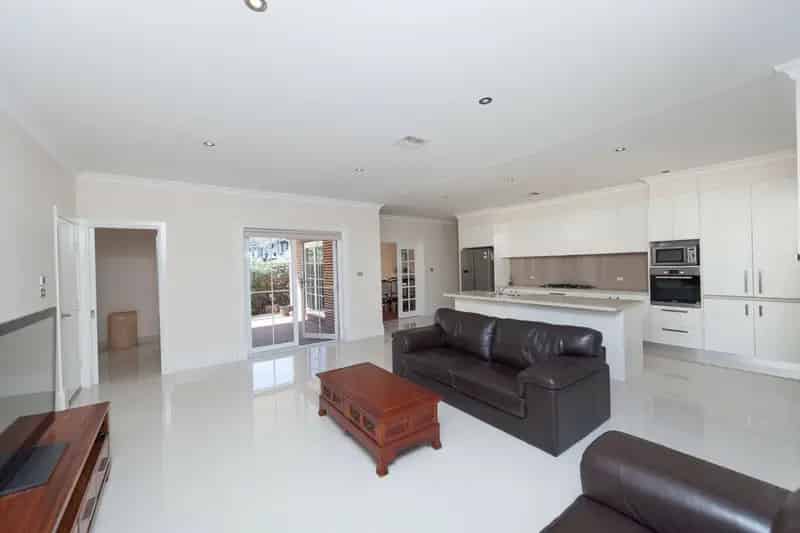 Rent 5 Bedroom House Yarralumla with Modern Kitchen and Backyard