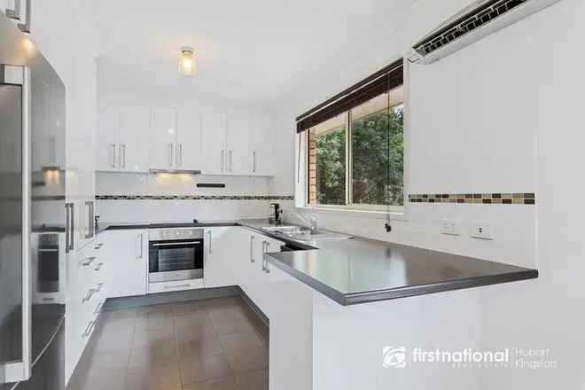 Low Maintenance 3-Bedroom Villa with Modern Kitchen and Outdoor Patio