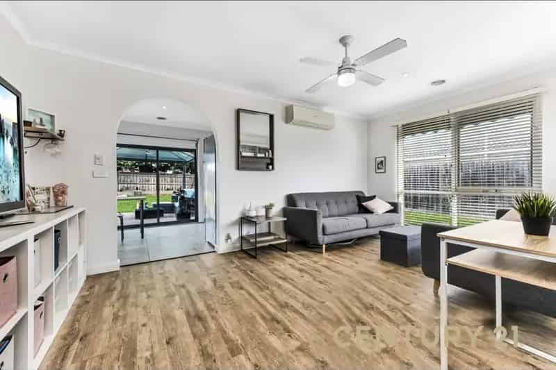8 Canungra Close, Hampton Park VIC 3976 - House For Lease
