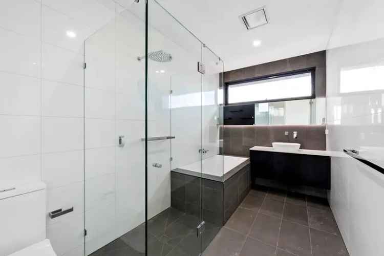 2 Bedroom 240m² House Melbourne Near New Modern Kitchen Ensuite