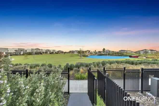 House For Sale , 6, Peterlee Walk, Melbourne, Victoria