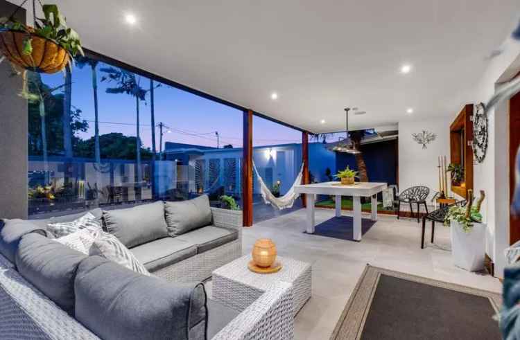 Modern 3 Bedroom Waterfront Home Broadbeach Waters