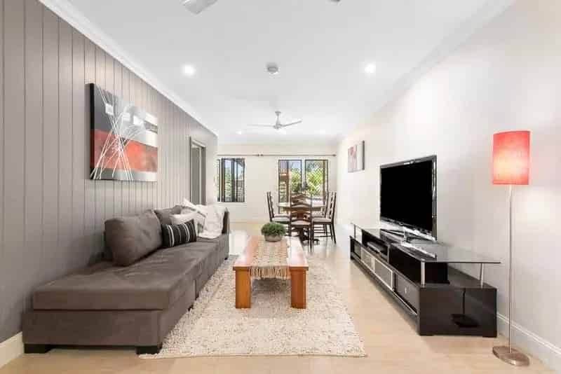 IMMACULATE GROUND LEVEL APARTMENT