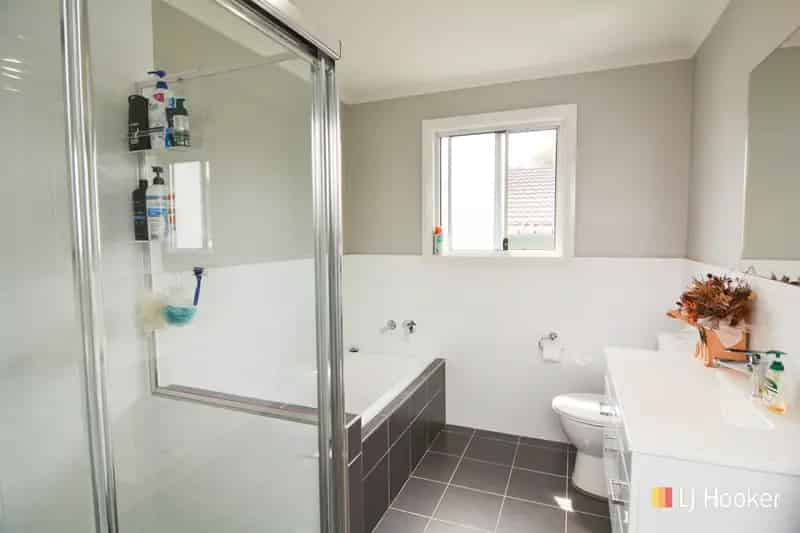 Buy House in Family Neighbourhood with 4 Bedrooms and Garden Shed