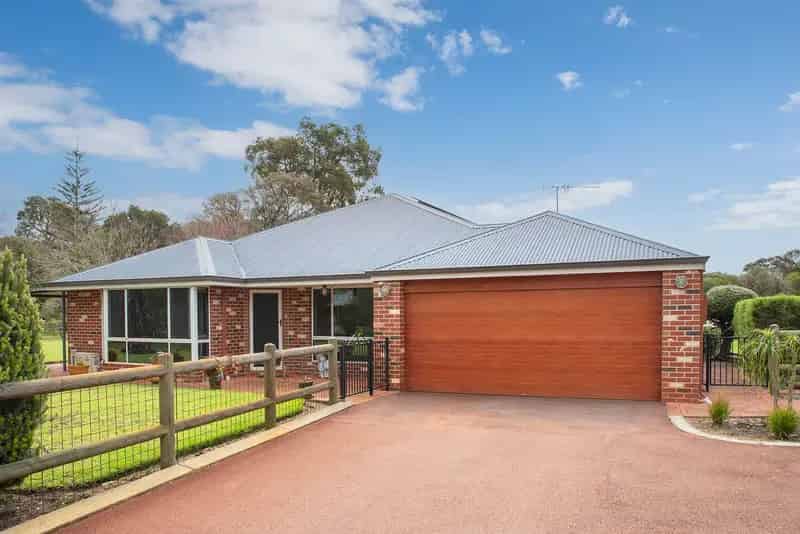 Country Lifestyle with Suburban Convenience