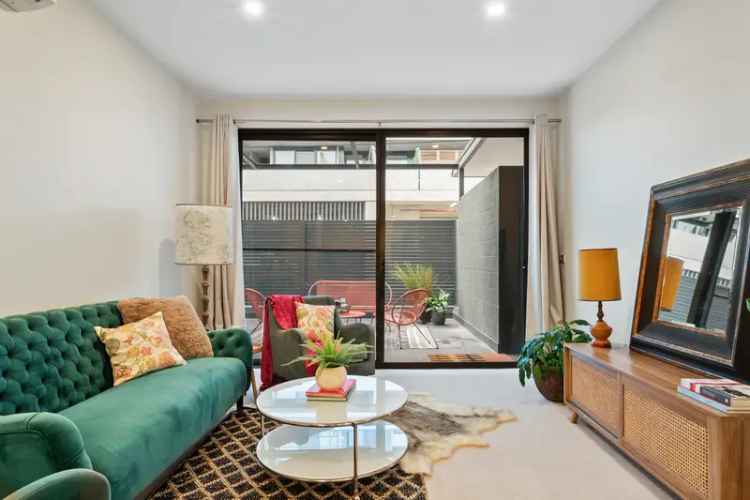 Lyneham Apartment: Modern 1 Bed 1 Bath Plus Study & Courtyard