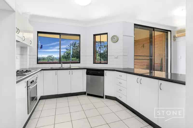 Lease 3 Bedroom House with Courtyard in Castle Hill NSW