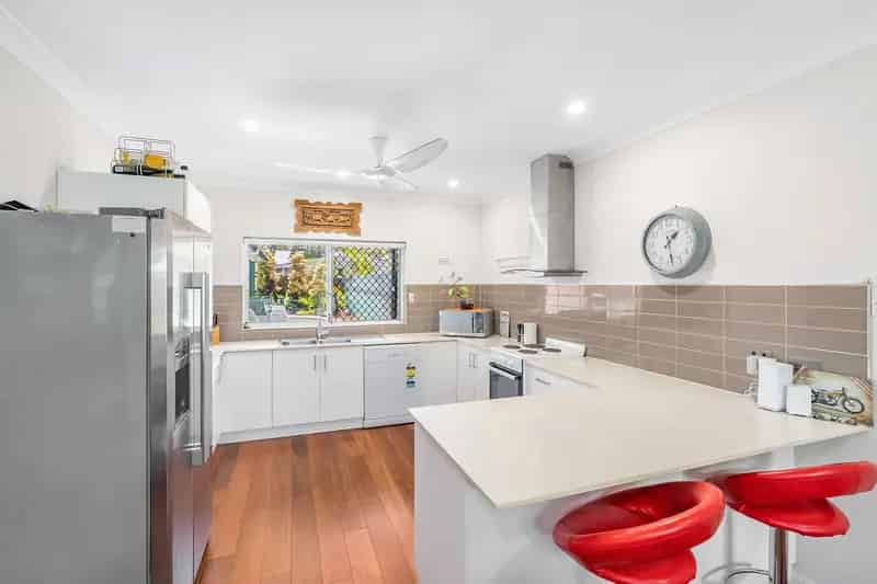 Relaxed Coral Sea Living in a Prime Location
