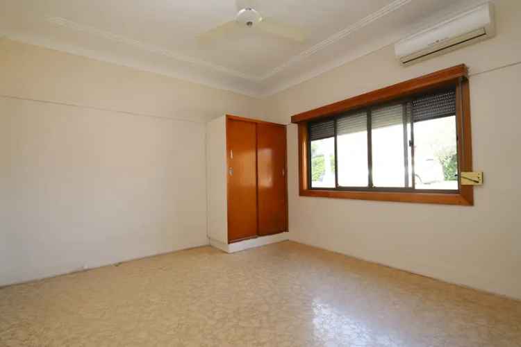 Spacious 3-Bedroom Home Near Shops and Transport