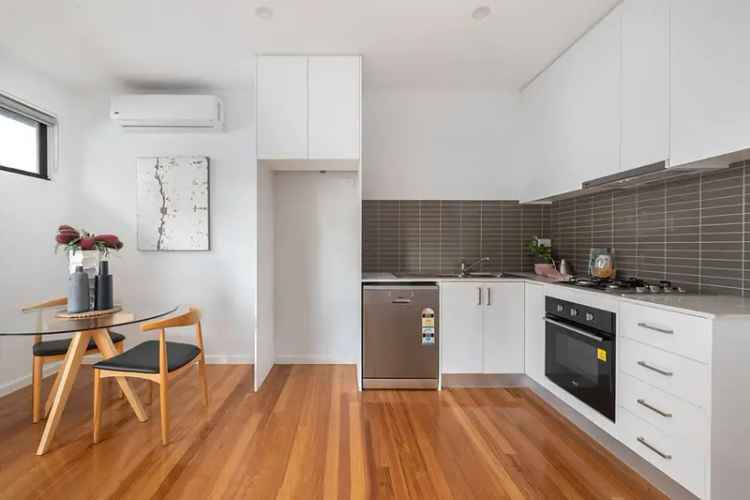 Modern Footscray Townhouse Near Middle Footscray Station