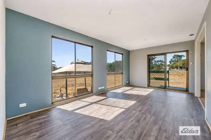 Rent rural property with cabin and amenities in Bendigo