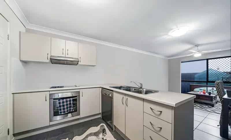 - MODERN 2 BEDROOM DUPLEX - LOGAN HOSPITAL + GRIFFITH UNI -