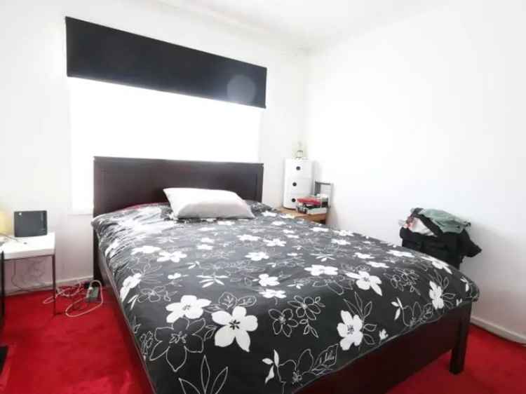 2 Bedroom 157m² Apartment in Melbourne Near Thomastown Station