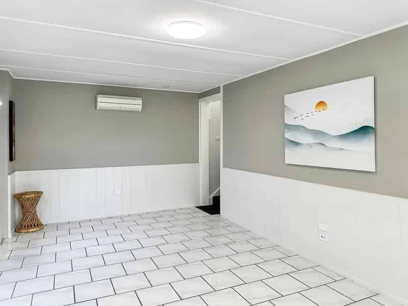 Lease 4 Bedroom House in Point Clare with Large Deck and Parking