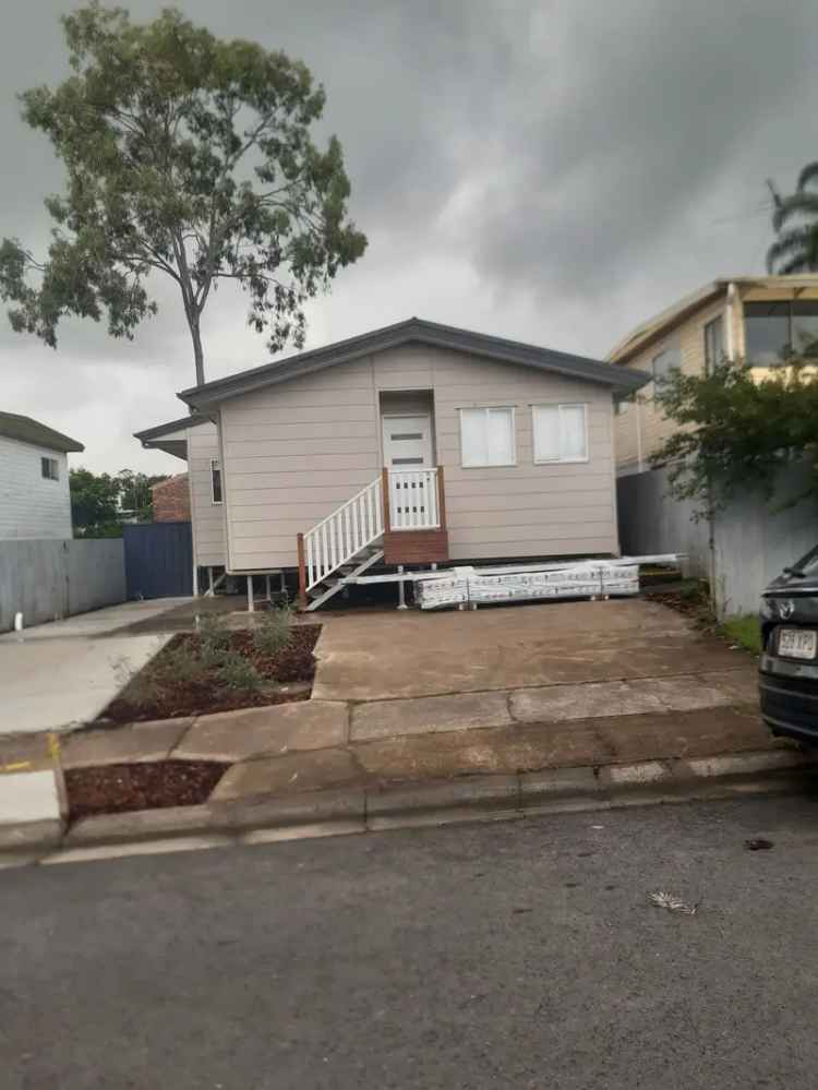 Lease 3 Bedroom House in Logan Central with Modern Amenities