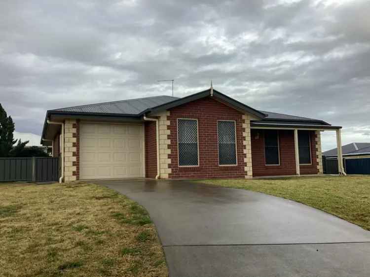 Low-Set Brick Home 3 Bed 2 Bath Remote Garage