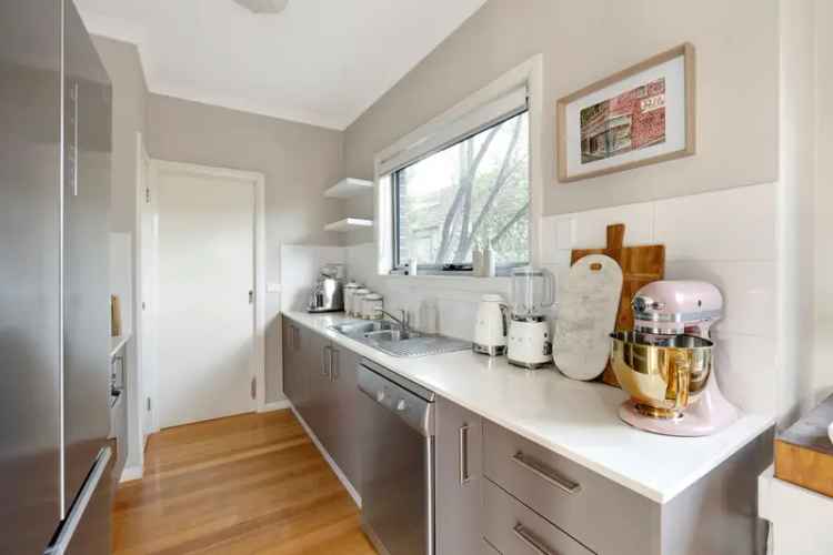 Altona North Townhouse: 3 Beds, Modern Living, Prime Location