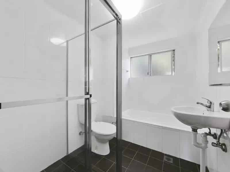 Fantastic Location, Air Conditioning, 2 Bedroom Unit, 550M Walk To Westfield!!