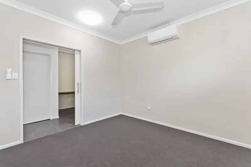 1 room house of 366 m² in Townsville City