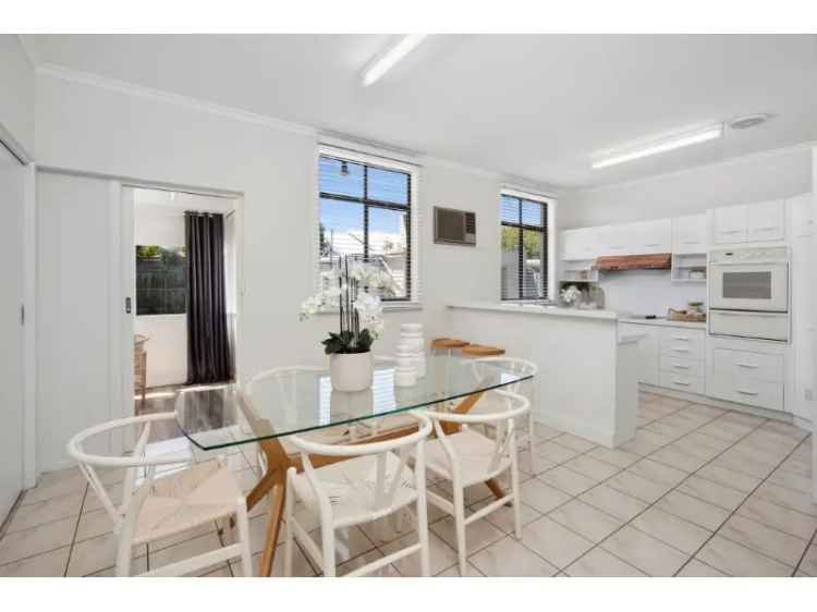 Low Maintenance - Three Bedroom Home, Pako Precinct