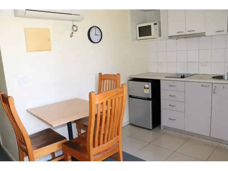 Fully Furnished 2 Bedroom Apartment Located In The Heart Of Melbourne Cbd