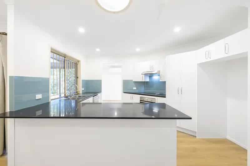 PERFECTLY POSITIONED LOWSET IN CENTRAL SUNNYBANK