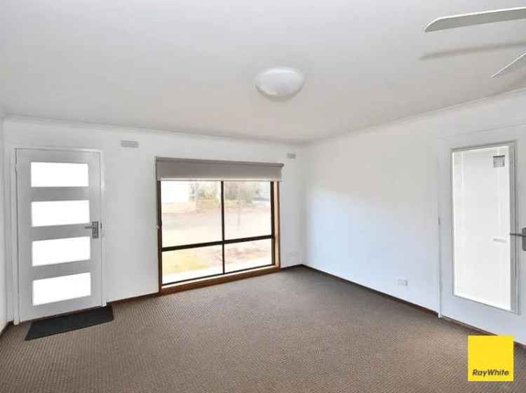 Lease 3 Bedroom Home in North Bendigo with Secure Parking