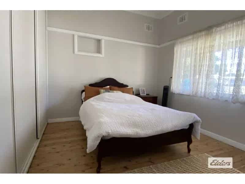 Spacious Central 3-Bedroom Home With Extra Features – Ideal For Families!