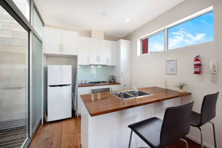 CBD Low Maintenance 2-Bedroom Home Near Public Transport