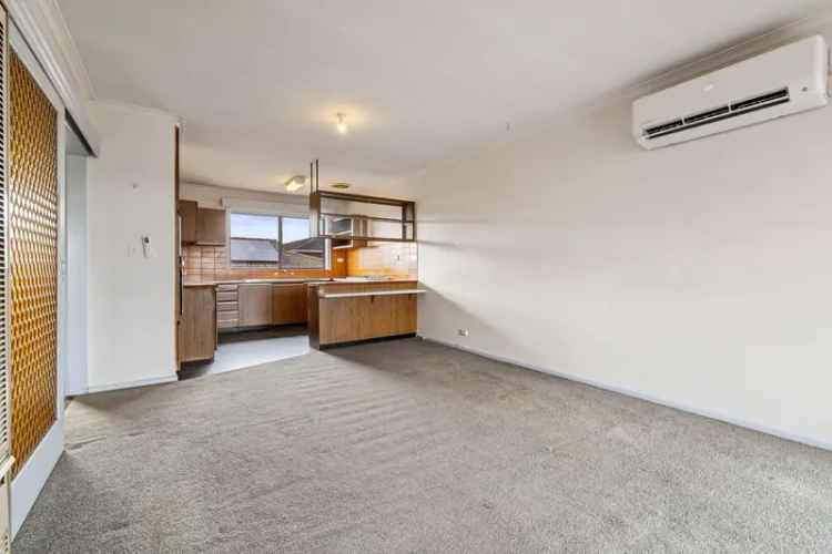 3 Bedroom Apartment 31m2 Melbourne BIRs Carport Outdoor Area