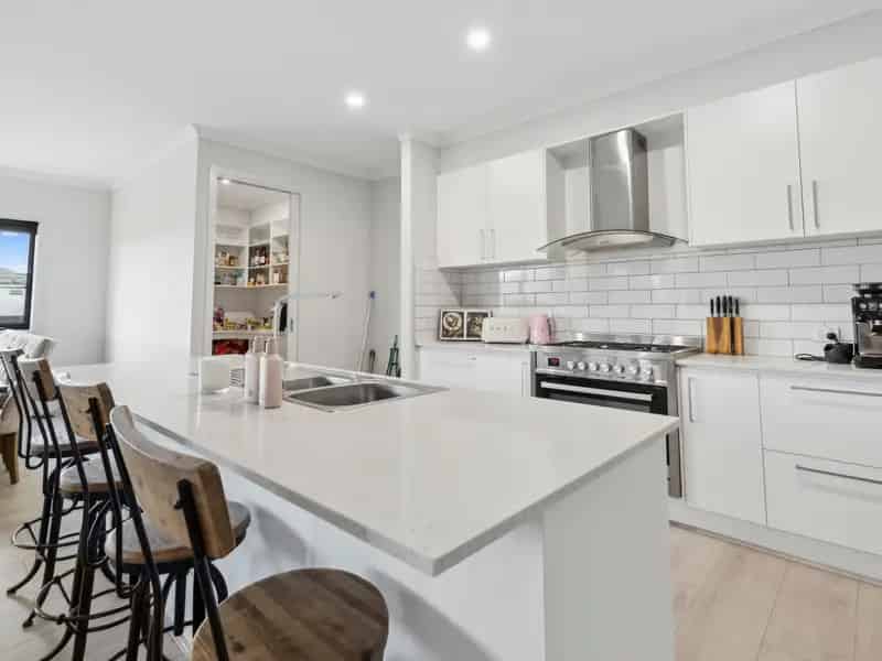 LARGE FAMILY HOME ON LARGE BLOCK IN POWLETT RIDGE