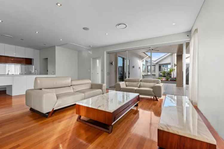 Luxury 3-Bedroom Apartment Brisbane City Riparian Plaza