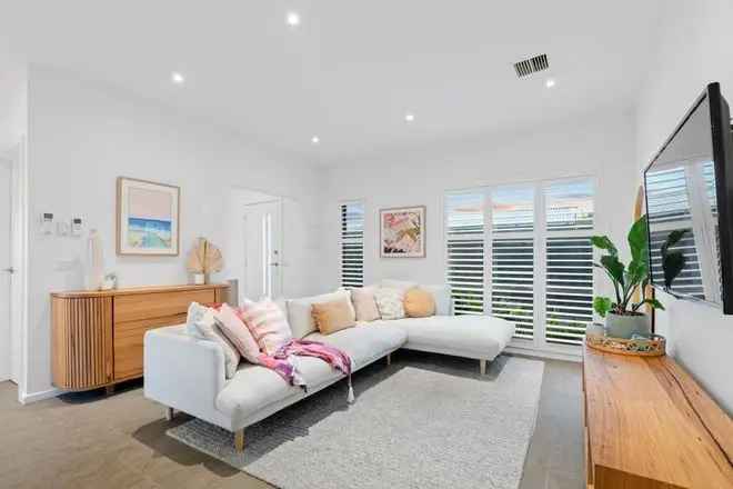 Altona Dual Level Townhouse Stylish Living Modern Lifestyle